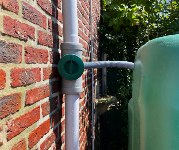 Bovengrondse Watertank 3000 Liter gekoppeld aan waterfilter