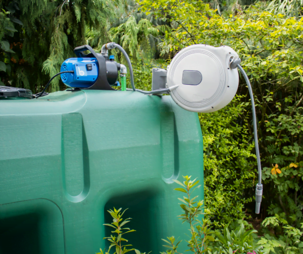 Darmoproller en tuinpomp op de watertank van 3000 liter