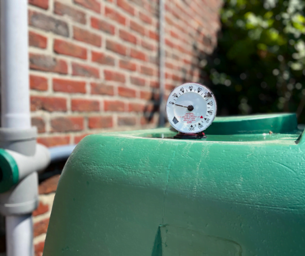 Volumemeter op de bovengrondse rechthoekige watertank van 3000 liter