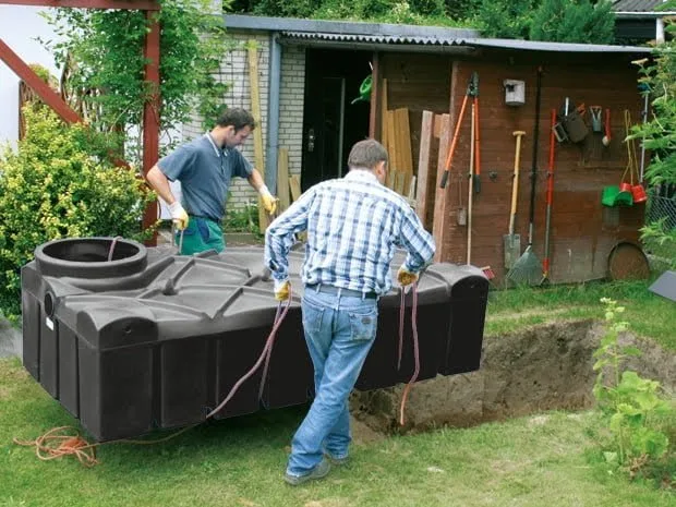 Nordic-platte-septische-put-1500L-gedragen-door-2-mannen.jpg
