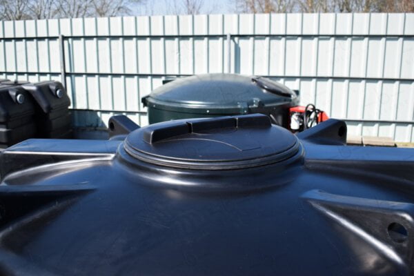 bovengrondse-ronde-watertank-2000-liter-doorsnede-120m-detail-mangat