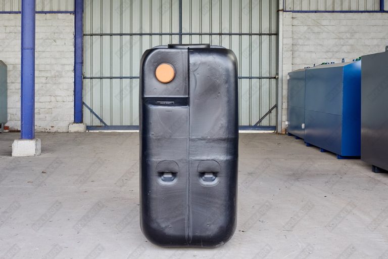 ondergrondse-rechthoekige-kunststof-septische-put-1500-liter-vooraanzicht