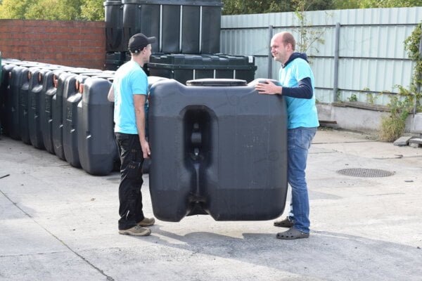 ondergrondse-rechthoekige-regenput-in-kunststof-1000-liter-kunnen-verplaatst-worden-met-2-personen