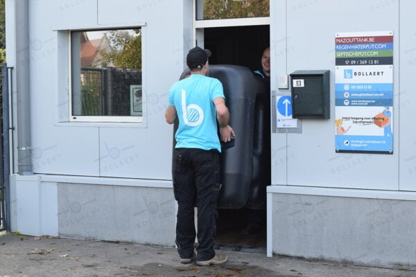 ondergrondse-rechthoekige-regenput-in-kunststof-1000-liter-zijn-smal-genoeg-om-door-een-deur-te-passen