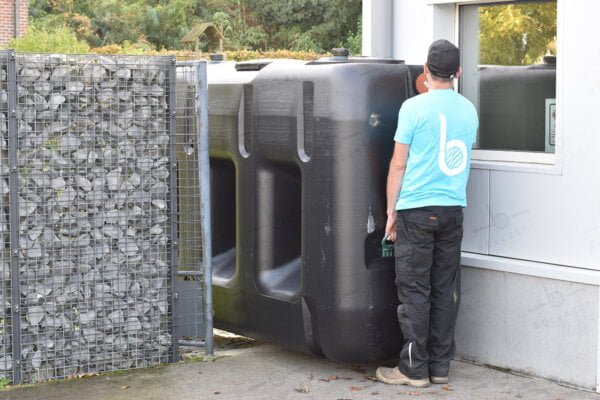 ondergrondse-rechthoekige-regenput-in-kunststof-3000-liter-kan-door-een-deur