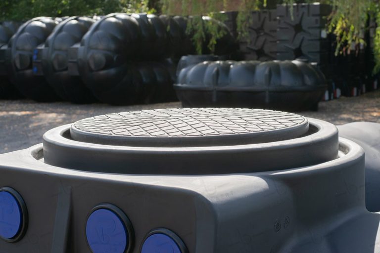platte-kunststof-regenwaterput-7500-liter-mangat-en-aansluiting