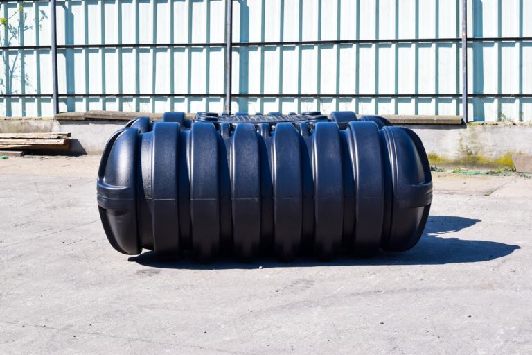 platte-kunststof-waterput-3500-liter-met-uitschuifbare-schacht-zijaanzicht